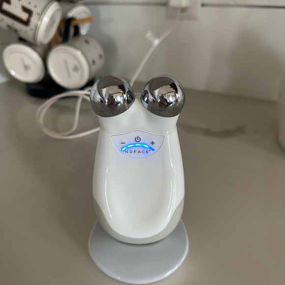 NuFace Trinity Pro Microcurrent Device - Picture 1 of 8